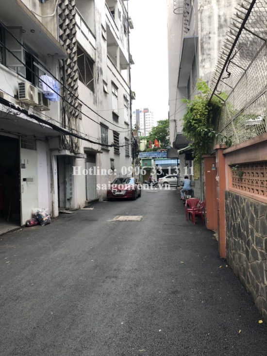 Serviced studio apartment  with balcony on 5th floor for rent on Tran Dinh Xu street, District 1 - 35sqm - 650 USD