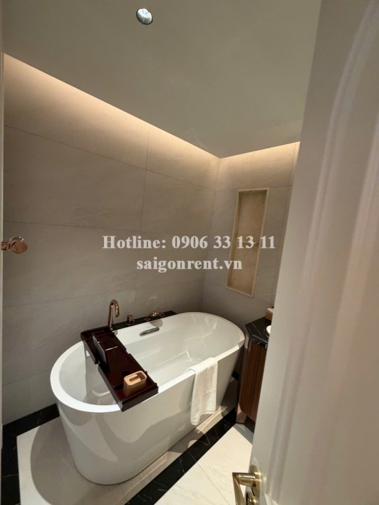 Cho thuê khách sạn Góc 2MT 111 Hai Bà Trưng + 64 Lê Thánh Tôn, Quận 1, 99 Phòng, 5,2 tỷ